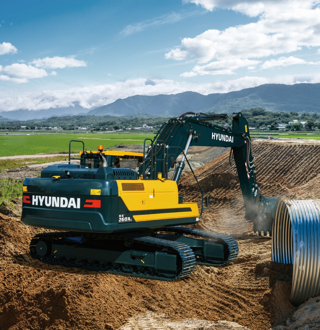 De HX260AL is uitgerust met een ecovriendelijke Cummins B6.7-motor die voldoet aan de strengste emissie-eisen. Die levert ook een indrukwekkend vermogen en enorme prestaties met een piekkoppel van 949 Nm (31% meer dan zijn voorganger), wat een nieuwe mijlpaal in de branche is. Net als alle machines uit de A-serie is deze graafmachine uitgerust met ons all-in-one uitlaatgas-nabehandelingssysteem. Doordat er geen EGR meer nodig is, konden we tevens de productiviteit verbeteren door een lager brandstofverbruik en langere onderhoudsintervallen